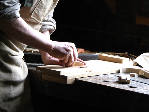 Nuestro equipo de profesionales cuenta  con muchos años de contrastada <strong>experiencia</strong> en el sector de la <strong>carpintería de madera en Granja de Rocamora</strong>.